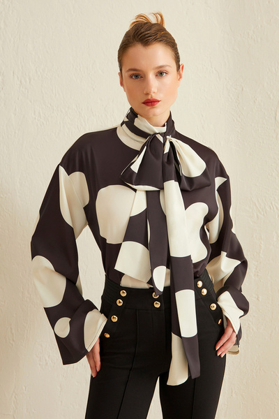 Jus De Pommes SİYAH BEYAZ PUANTİYELİ DİK YAKA BAĞLAMALI BLUZ