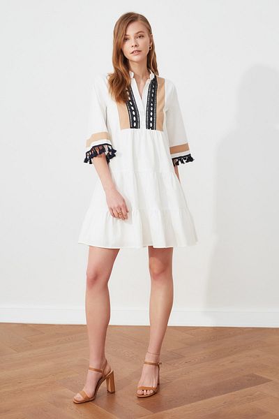 Trendyol Collection Bílé vyšívané mini tkané šaty Shift/rovný střih TWOSS20EL1691