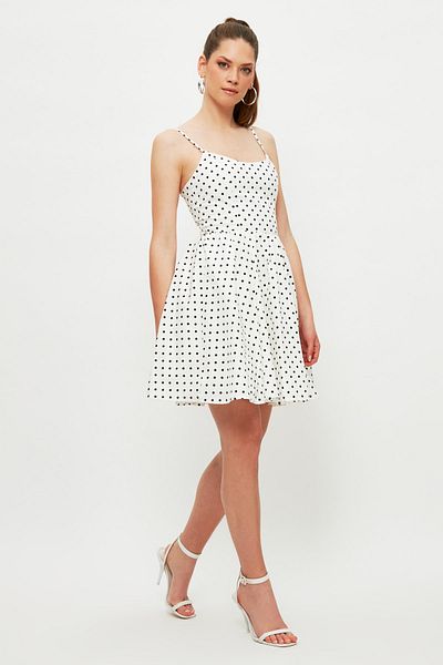 Trendyol Collection Bílé puntíkované bruslaře/pásek mini lemované tkané šaty TWOSS21EL2537