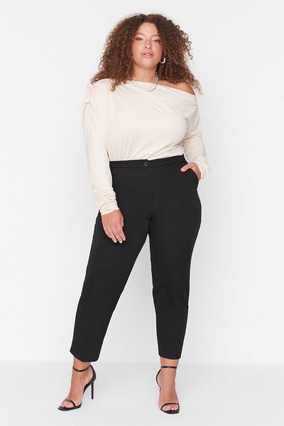 Trendyol Curve Schwarze Hose aus Zigarettengewebe TBBAW23AR00051
