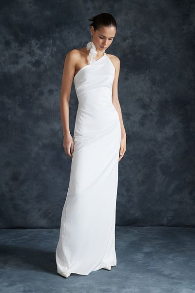 Trendyol Collection Бяла сатенена дълга вечерна рокля с A-кройка и роза - TPRSS24AE00029
