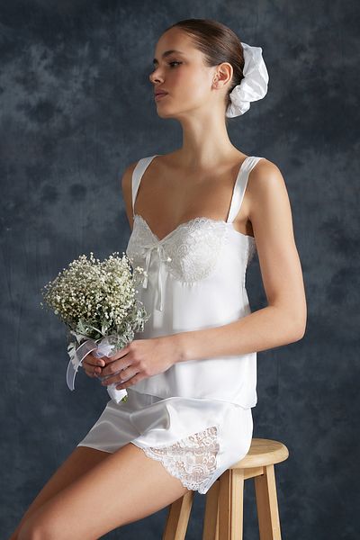 Trendyol Collection Braut-Pyjama-Set aus weißem Spitzenband/Schleife mit detaillierter Schnalle, Satin-Weberei, Geschenk THMSS24PT00157