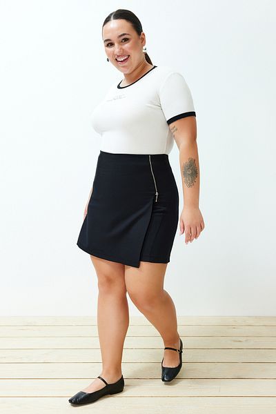 Trendyol Curve Čierna detailná šortková sukňa na zips TBBSS24AP00026