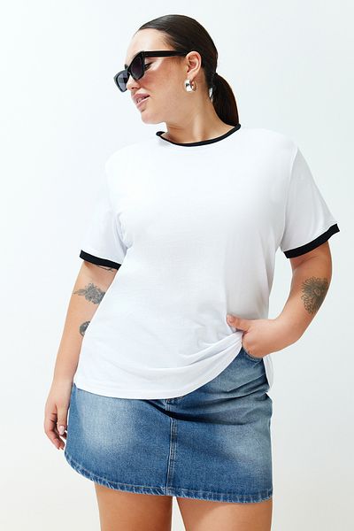 Trendyol Curve تيشيرت Boyfriend باللون الأبيض - تفاصيل كتلة الألوان، 100% قطن، TBBSS24BF00012