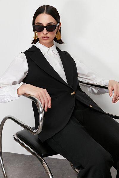 Trendyol Modest Schwarze Finike-Weste mit schlichtem Webmuster TCTSS24YL00002
