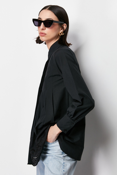 Trendyol Modest Černá bavlněná tkaná košile s podrobnou výšivkou TCTSS24TG00017