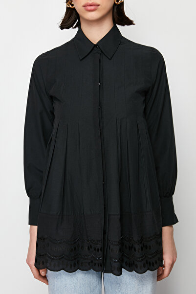 Trendyol Modest Černá bavlněná tkaná košile s podrobnou výšivkou TCTSS24TG00017