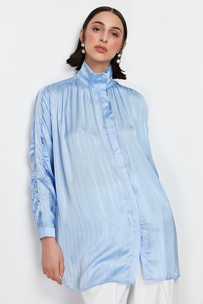 Trendyol Modest Blaues, glitzerndes, gewebtes Hemd mit gestreiften Ärmeln und Raffungen TCTSS24TG00057