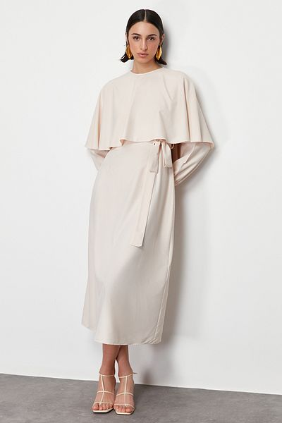 Trendyol Modest Μπεζ φόρεμα με ακρωτήριο και φύλλο με λεπτομέρειες από σατέν υφασμένο TCTSS24EB00176