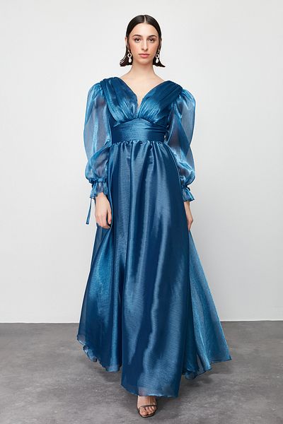 Trendyol Collection Dlouhé elegantní večerní šaty v tmavě modrém tylu - TPRSS24AE00106
