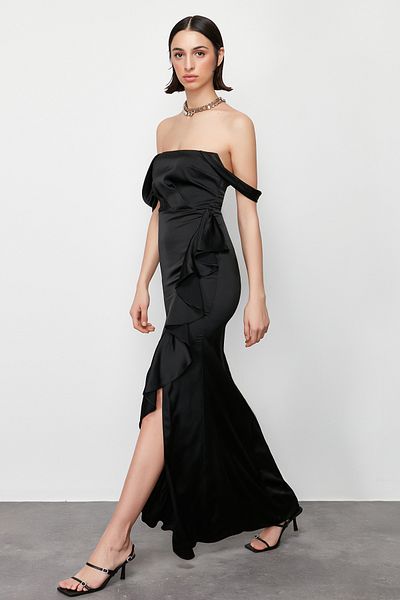 Trendyol Collection Σατέν υφασμένο μαύρο μακρύ βραδινό φόρεμα με λεπτομέρεια βολάν TPRSS24AE00056
