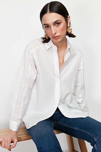 Trendyol Collection Ecru krajka Detailní oversize/Wide Fit tkaná košile TWOSS24GO00100