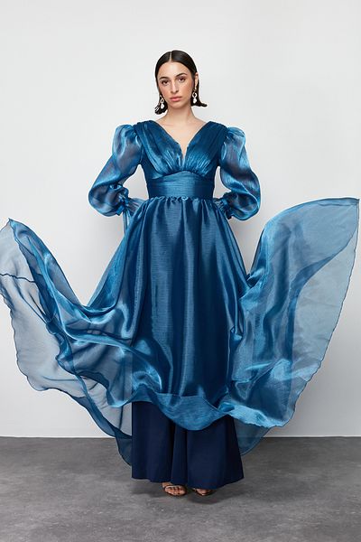 Trendyol Collection Dlouhé elegantní večerní šaty v tmavě modrém tylu - TPRSS24AE00106