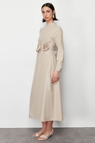 Trendyol Modest Nerzfarbenes, gewebtes Satinkleid mit Gürtel und Rosendetail TCTSS24EB00177