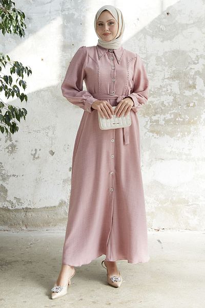 InStyle Perlenbesetztes, geknöpftes Leinenkleid – Puder