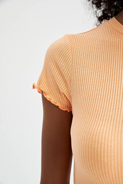 DeFacto Slim Fit Slim Fit Crew Neck Basic Pevné tričko s krátkým rukávem K7064az22sm