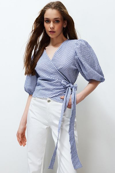Trendyol Collection Mehrfarbig gestreifte, zweireihige, mit Schnürung versehene, detaillierte Seersucker-Gewebebluse TWOSS24BZ00345