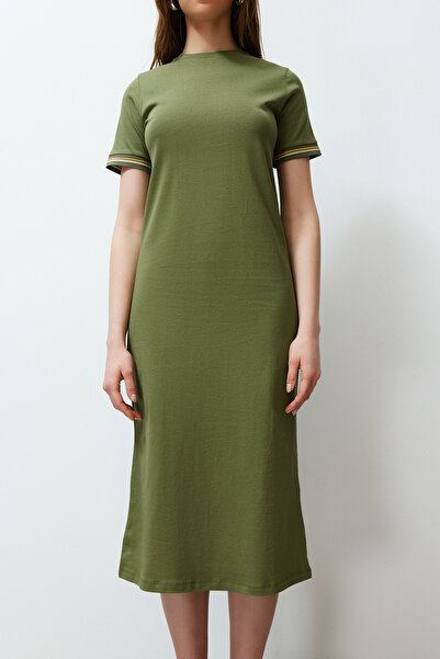 Trendyol Collection Εύκαμπτο πλεκτό φόρεμα με κοντό μανίκι χακί με λεπτομερή λαιμόκοψη TWOSS24EL00121