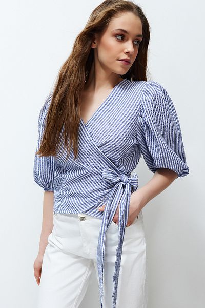 Trendyol Collection Mehrfarbig gestreifte, zweireihige, mit Schnürung versehene, detaillierte Seersucker-Gewebebluse TWOSS24BZ00345
