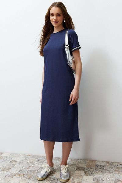 Trendyol Collection Marineblaues Strick-Maxikleid mit Banddetail, Rundhalsausschnitt und kurzen Ärmeln, dehnbar, in Midi-Länge TWOSS24EL00121