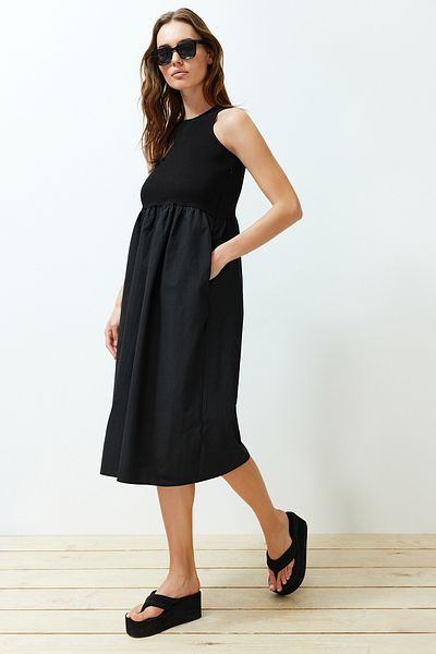 Trendyol Collection Černé šaty s otevřeným pasem ze smíšené midi tkané tkaniny TWOSS24EL00449