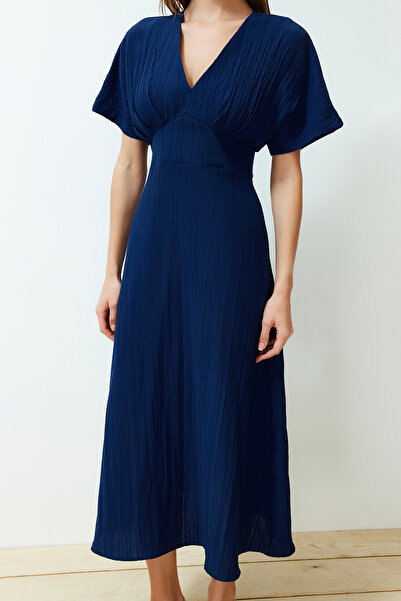 Trendyol Collection Námořnická modrá A-line Corsage Detailní Maxi tkané šaty s výstřihem do V TWOSS24EL00620