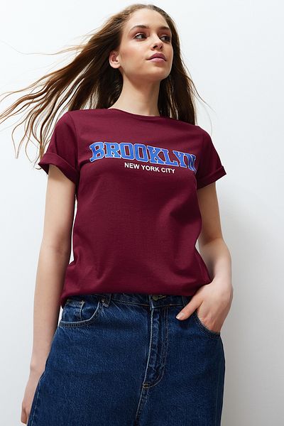 Trendyol Collection Weinrotes Strick-T-Shirt mit Slogan-Aufdruck, 100 % Baumwolle, reguläre/normale Passform TWOSS24TS00138