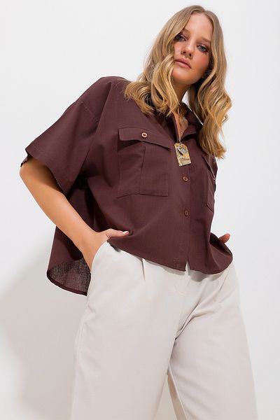 Trend Alaçatı Stili Braunes Leinenhemd mit halblangen Ärmeln und zwei Taschen für Damen ALC-X9991