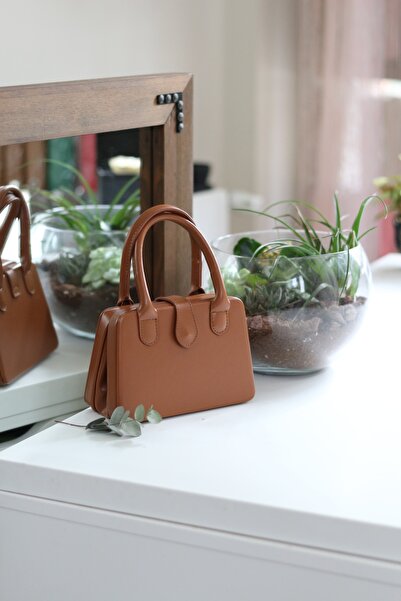 Moom Bag حقيبة كتف نسائية بحزام صندوقي بلون أسمر