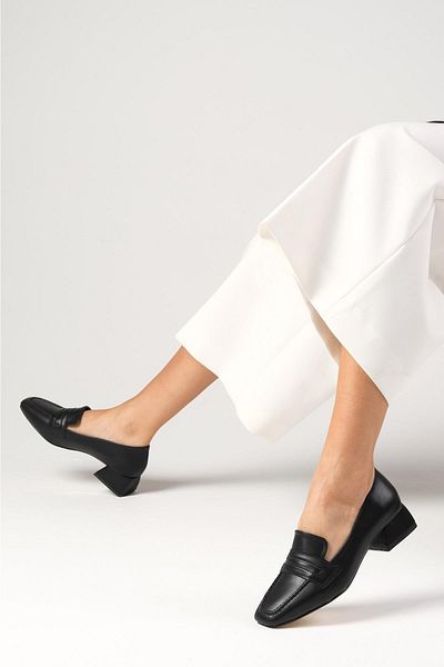 Mio Gusto Black Color Blunt Toe Short Heeled Women's Shoes