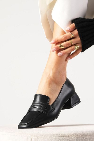 Mio Gusto Black Color Blunt Toe Short Heeled Women's Shoes