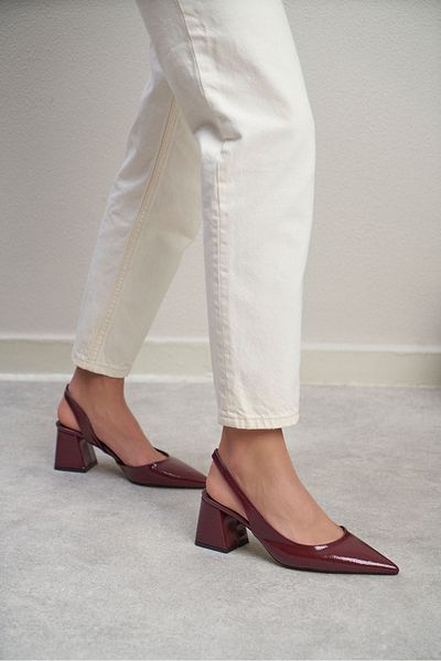 NİŞANTAŞI SHOES Dámské boty na podpatku se špičatou špičkou z červené lakované kůže Owen Claret