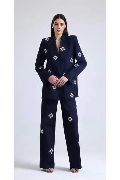 Bohai Design تصميم خاص باللون الأزرق الداكن مطرز بالترتر وتفاصيل مطرزة بالأحج...