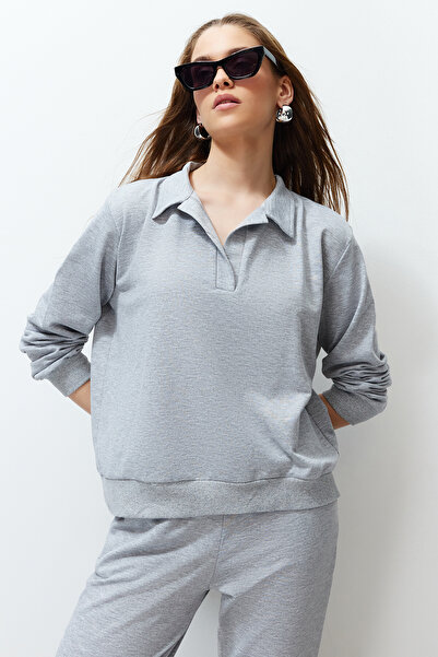 Trendyol Collection Γκρι κανονική/κανονική εφαρμογή πόλο γιακά λεπτή πλεκτή φόρμα αθλητικής φόρμας TWOAW23EM00032