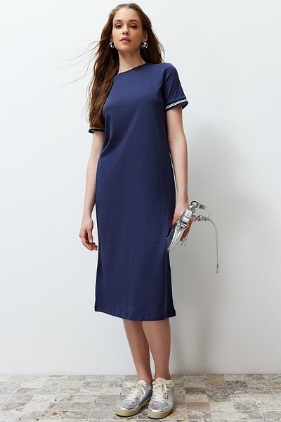 Trendyol Collection Marineblaues Strick-Maxikleid mit Banddetail, Rundhalsausschnitt und kurzen Ärmeln, dehnbar, in Midi-Länge TWOSS24EL00121