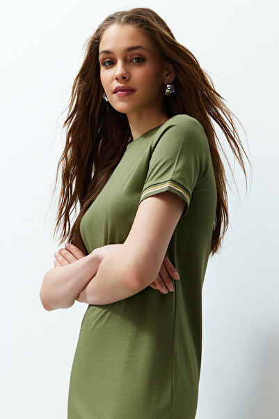 Trendyol Collection Εύκαμπτο πλεκτό φόρεμα με κοντό μανίκι χακί με λεπτομερή λαιμόκοψη TWOSS24EL00121