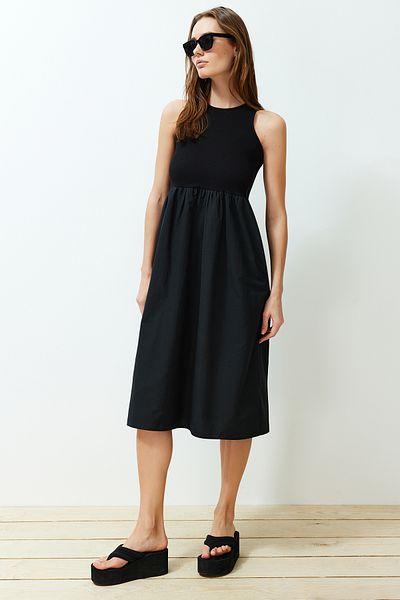 Trendyol Collection Černé šaty s otevřeným pasem ze smíšené midi tkané tkaniny TWOSS24EL00449