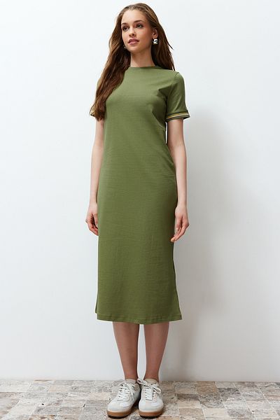 Trendyol Collection Khakifarbenes Strickkleid mit Band, detailliertem Rundhalsausschnitt, kurzen Ärmeln, flexiblem Strickkleid TWOSS24EL00121