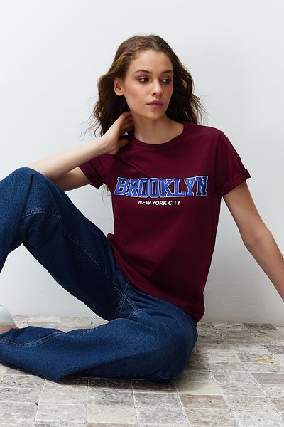 Trendyol Collection Weinrotes Strick-T-Shirt mit Slogan-Aufdruck, 100 % Baumwolle, reguläre/normale Passform TWOSS24TS00138