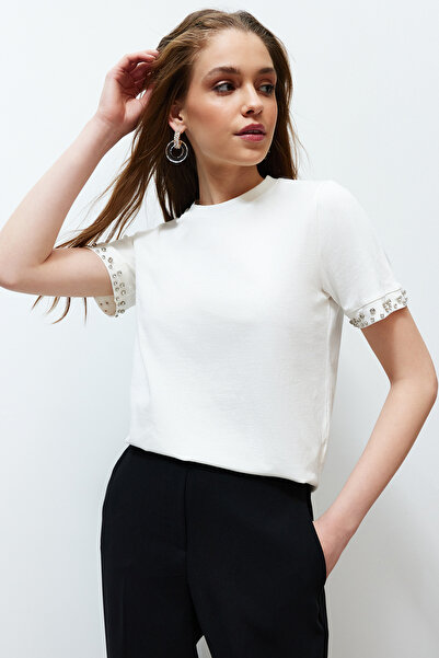 Trendyol Collection Λεπτομερές πλεκτό μπλουζάκι με κανονική/κανονική εφαρμογή White Pearl TWOSS24TS00070