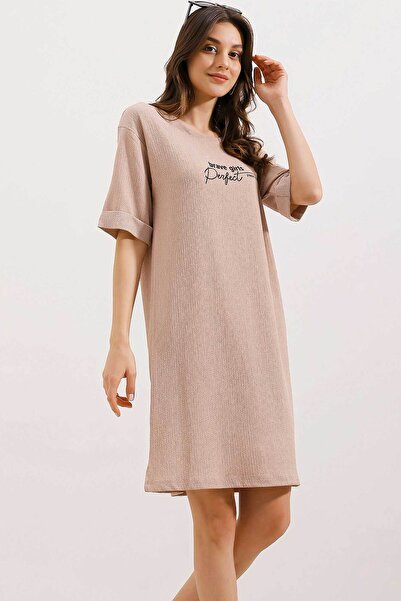 Bigdart 2452 Oversize pletené šaty s potiskem – sušenka