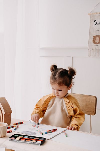 Dear Deer Love مريلة للتغذية والأنشطة بأكمام طويلة من Cleo لعمر 1-3 سنوات - الخردل