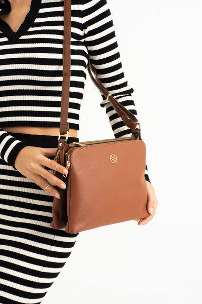 Sanmorris حقيبة كتف من الجلد الصناعي بحزام متقاطع قابل للتعديل و4 أقسام وسحاب...