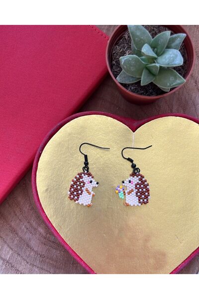 SEARD قنفذ مصنوع يدويًا من خرز ميوكي وأقراط على شكل قنفذ تحمل زهرة في اليد