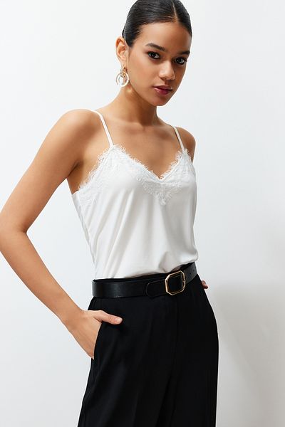Trendyol Collection Weiße, flexible Strickbluse mit V-Ausschnitt und Spitzendetail TWOSS24BZ00402