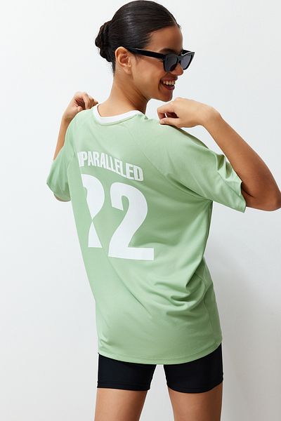 Trendyol Collection Πλεκτό μπλουζάκι με κοντό μανίκι με λαιμόκοψη με στάμπα πράσινου σλόγκαν TWOSS24TS00108