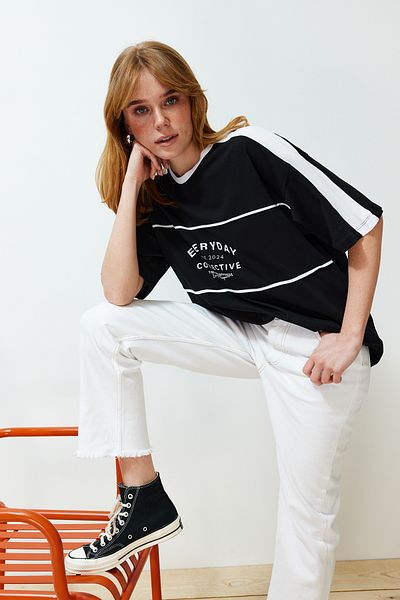 Trendyol Collection Czarna, 100% bawełna, z blokami kolorów, z napisem, oversize/szerokim dzianinowym T-Shirtem TWOSS24TS00132
