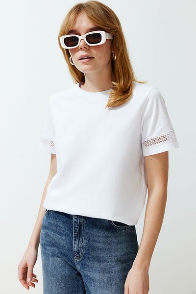 Trendyol Collection Bílé tričko s podrobným základním/běžným vzorem pletené tričko TWOSS24TS00048