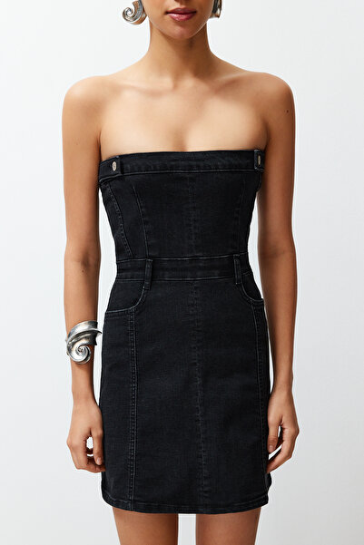 Trendyol Collection Limitovaná edice detailů černého knoflíku Mini džínové šaty bez ramínek TWOSS23EL01731