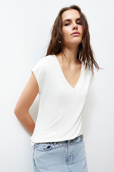 Trendyol Collection Ecru Viscose/Soft Fabric Fitted/Fitted Moon Sleeve V-Neck Stretch Knitted Blouse TWOSS24BZ00433